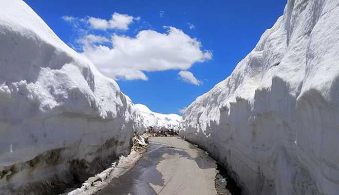 Rohtang Pass snow mountains Himachal