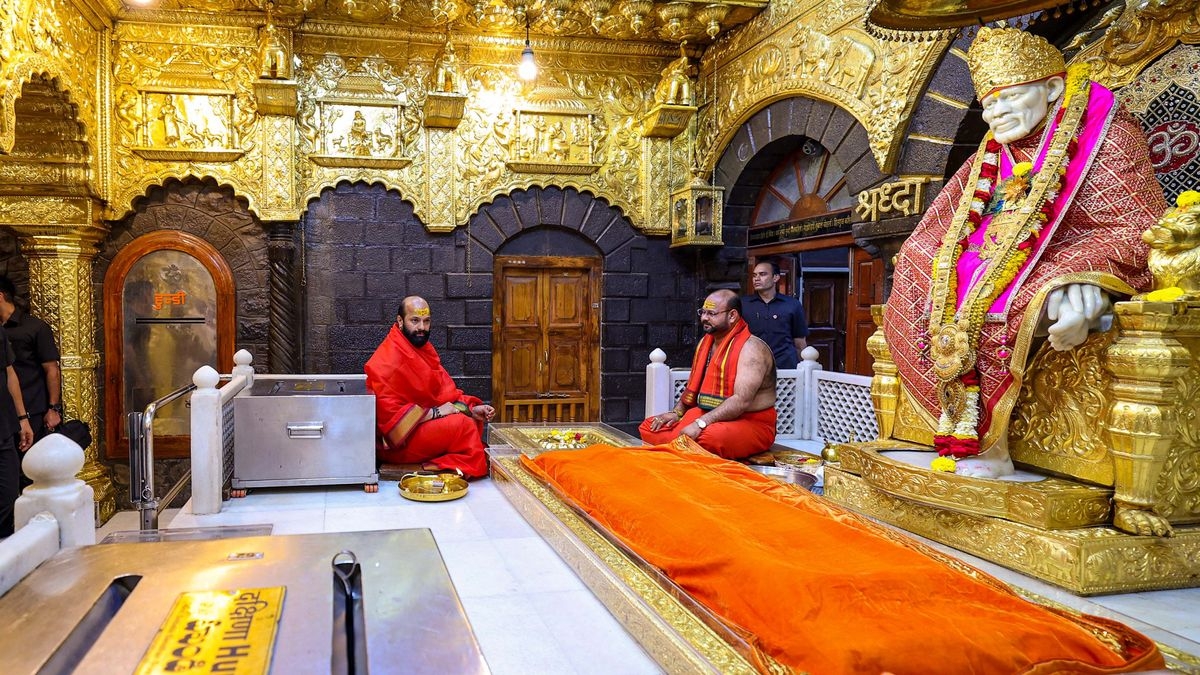 Shirdi Sai Baba Mandir darshan Maharashtra tour